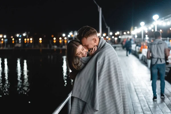 Aşıklar Waterfront bir çifti — Stok fotoğraf