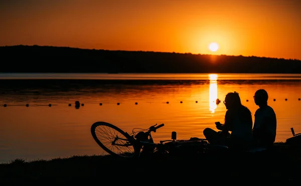 Dos niñas están descansando en la orilla del río — Foto de Stock