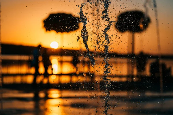 Strömung einer Fontäne spritzt Wasser, Sonnenuntergang — Stockfoto