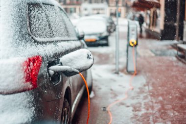 Kışın şarj elektrikli araç soketi