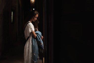 Kız sokakta kamera ayakta poz