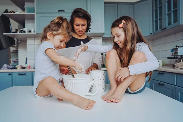 Mutlu aile mutfağında birlikte yemek pişirir. — Stok fotoğraf