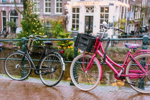 Fietsen voering van een brug over de grachten van Amsterdam — Stockfoto