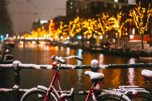 Biciclette parcheggiate lungo un ponte sui canali di Amsterdam — Foto Stock