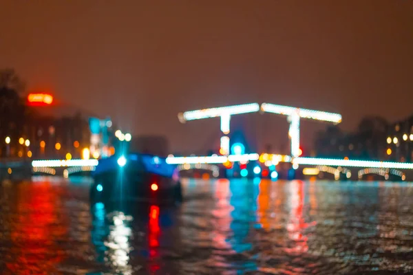 Iluminación nocturna de edificios y embarcaciones en el canal . — Foto de Stock