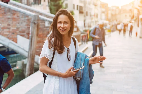 Jeune fille marche dans les rues de Venise — Photo