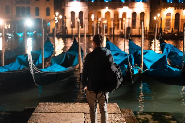 Junger gutaussehender Kerl spaziert nachts allein durch Venedig — Stockfoto