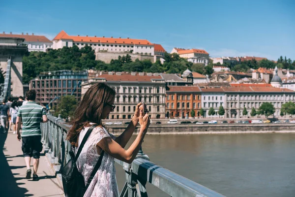 Bella ragazza è in piedi su un ponte — Foto Stock