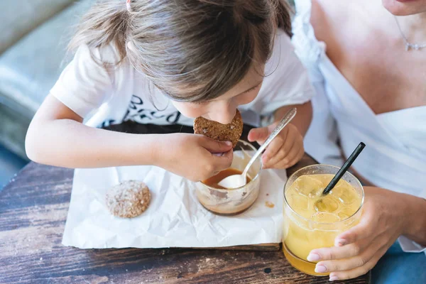 Dívka s její matkou jí ovesné vločky cookies a bavte se — Stock fotografie