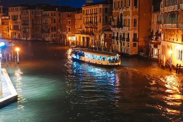 Blick auf den Kanal bei Nacht. Venedig, Italien — Stockfoto