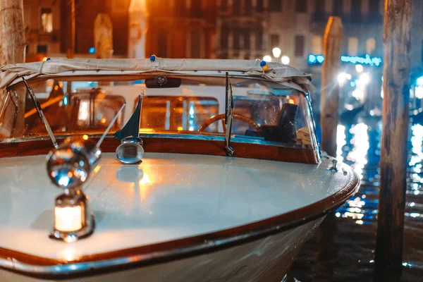 Petit bateau dans le canal de nuit — Photo