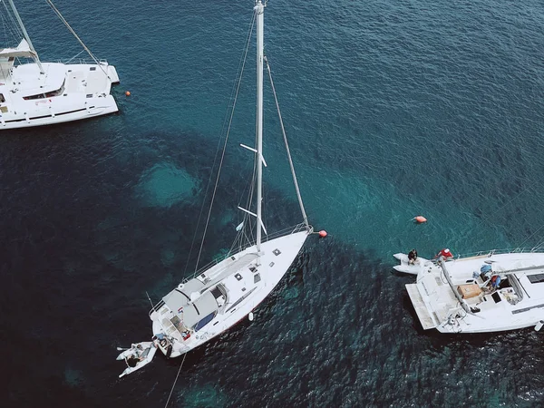 Antenn fåglar öga se videon från drone dockade Yacht — Stockfoto