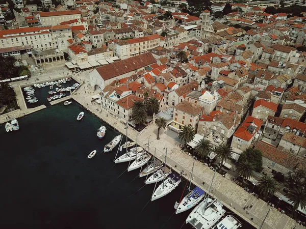 Zdjęcie z lotu ptaka, malowniczy port z łodzi i jachtów — Zdjęcie stockowe