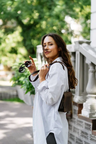 여자 여성 가방 카메라에 대 한 포즈 — 스톡 사진