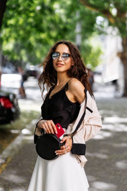 Bir kadın çantası kamera için poz kız
