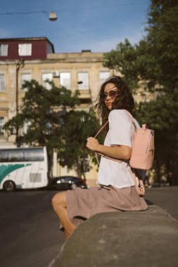 Bir kadın çantası kamera için poz kız