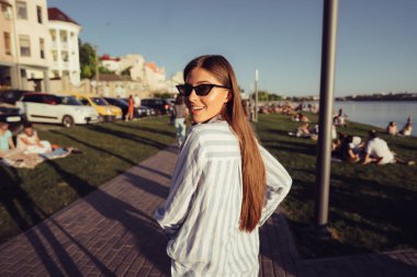 Güzel kız sokakta bir scooter sürme