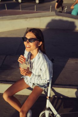 Kameraya poz scooter ile güzel kız.