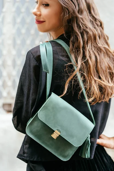 Menina posando para a câmera com uma bolsa feminina — Fotografia de Stock