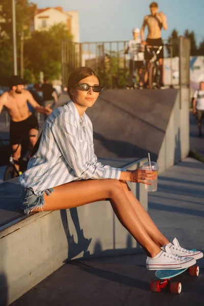 Jong meisje in zonnebril met een glas limonade. — Stockfoto