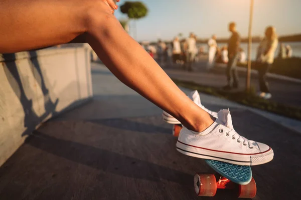 Belles jambes de la jeune fille avec une vue rapprochée — Photo