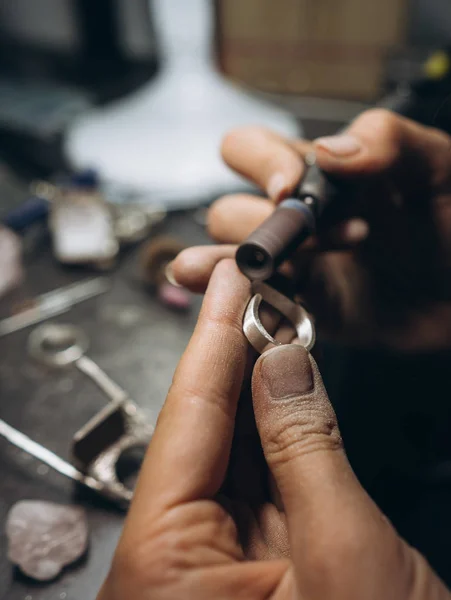 Mestre menina processa a placa de metal na oficina em casa — Fotografia de Stock