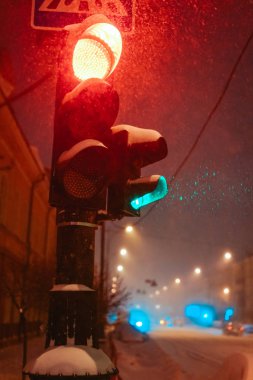 Karlı bir gecede trafik ışığı