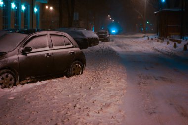 Gece sokak karla kaplı