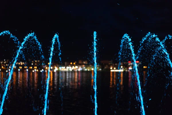 Una corriente de una fuente. Ciudad nocturna . —  Fotos de Stock