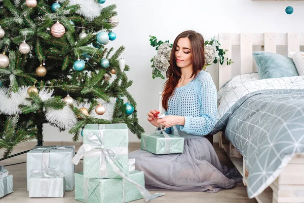 Mujer sonriente con muchas cajas de regalo —  Fotos de Stock