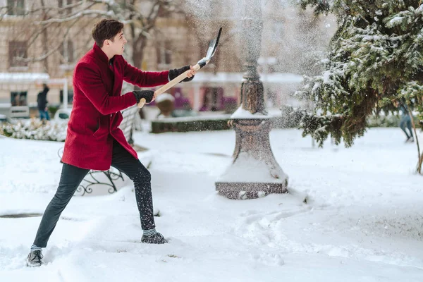 Ung man skotta snö — Stockfoto