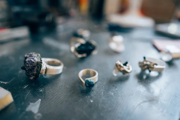Různé šperky na stole od zlatníka z úzké úhlu — Stock fotografie