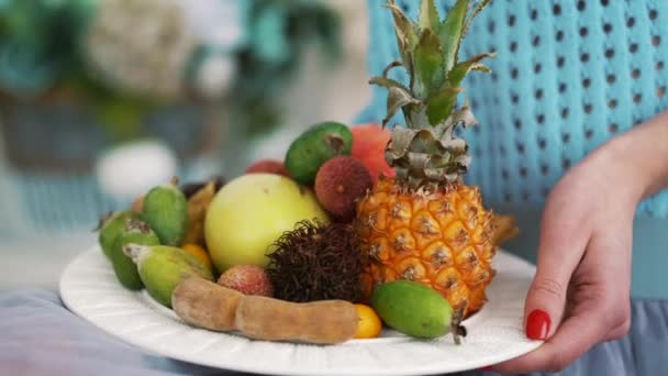 Fruit op een plaat in de handen — Stockvideo