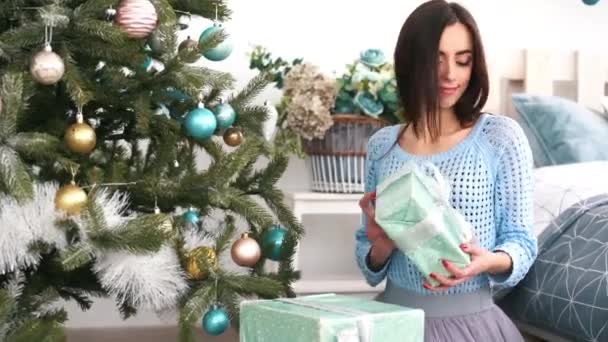 Femme souriante avec de nombreuses boîtes-cadeaux — Video