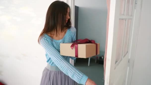 Gelukkige Vrouw Met Doos Van Gift Van Kerstmis Haar Handen — Stockvideo