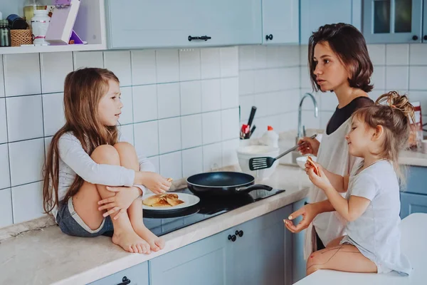 Glückliche Familie kocht gemeinsam in der Küche — Stockfoto