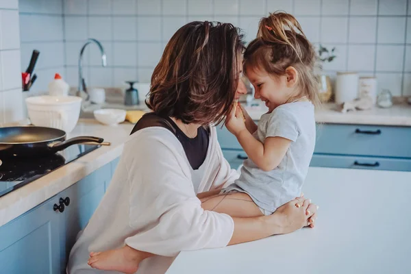 Anne Küçük Kızı Mutfakta Beraber Eğleniyor — Stok fotoğraf