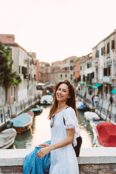 Giovane ragazza cammina per le strade di Venezia — Foto Stock