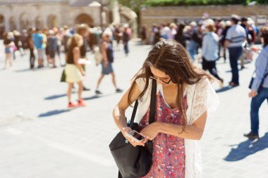 güzel genç kız elbise ve bir mesaj okuma güneş gözlüğü