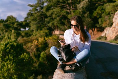 Doğa istirahat güzel genç kadın