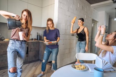 Arkadaşlar mutfakta.