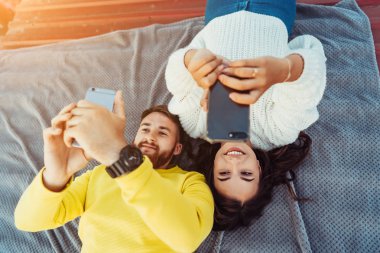 Yakışıklı bir adam ve genç bir kız çatıda uzanır ve akıllıları tutarlar..