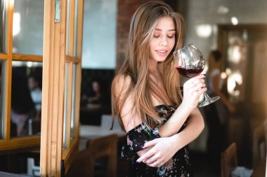 Kameraya poz veren genç kız.