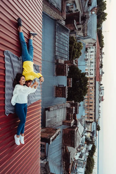 잘생긴 남자와 젊은 여자 가 옥상에 누워 똑똑 한 사람들을 잡고. — 스톡 사진