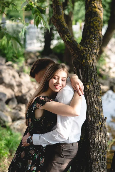 Um par de amantes posando na câmera. — Fotografia de Stock