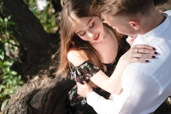 Een paar minnaars poseren op de camera. — Stockfoto