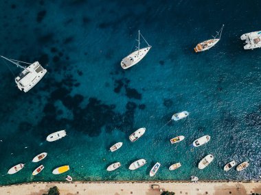Pitoresk bağlantı noktası ile Yelkenli ve yatlar fotoğrafı havadan görünümü