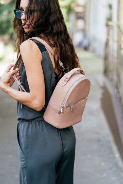 Bir kadın çantası kamera için poz kız