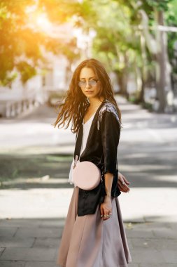 Bir kadın çantası kamera için poz kız