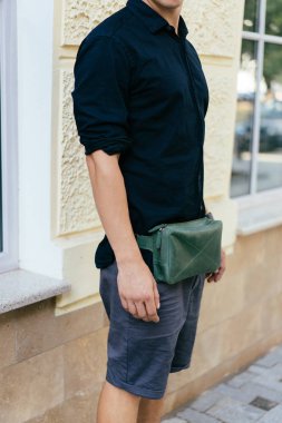 Adam onun omzuna bir el çantası ile